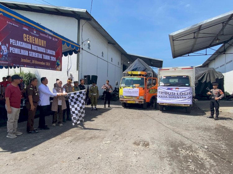 Polisi Kawal Pendistribusian Logistik Pilkada 2024 di Jember